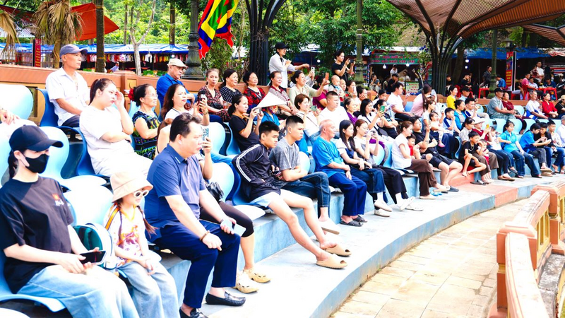 Đông đảo khán giả đến tham gia chương trình biểu diễn múa rối. Ảnh: Thu Hương