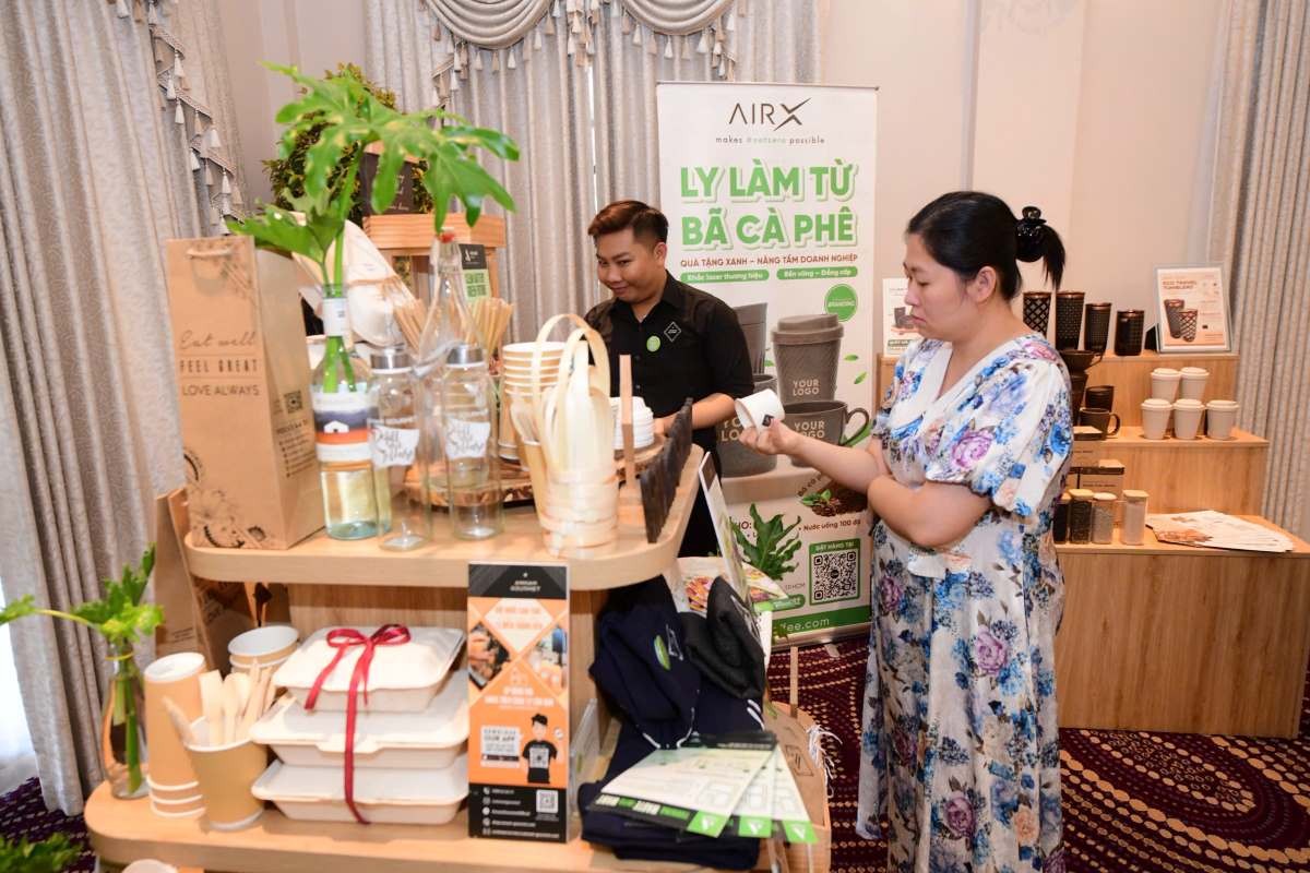 Người tiêu dùng tham quan các gian hàng trưng bày sản phẩm tái chế. 