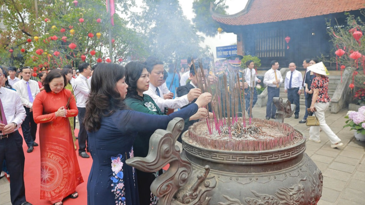 Dâng hương Tổ Mẫu Âu Cơ