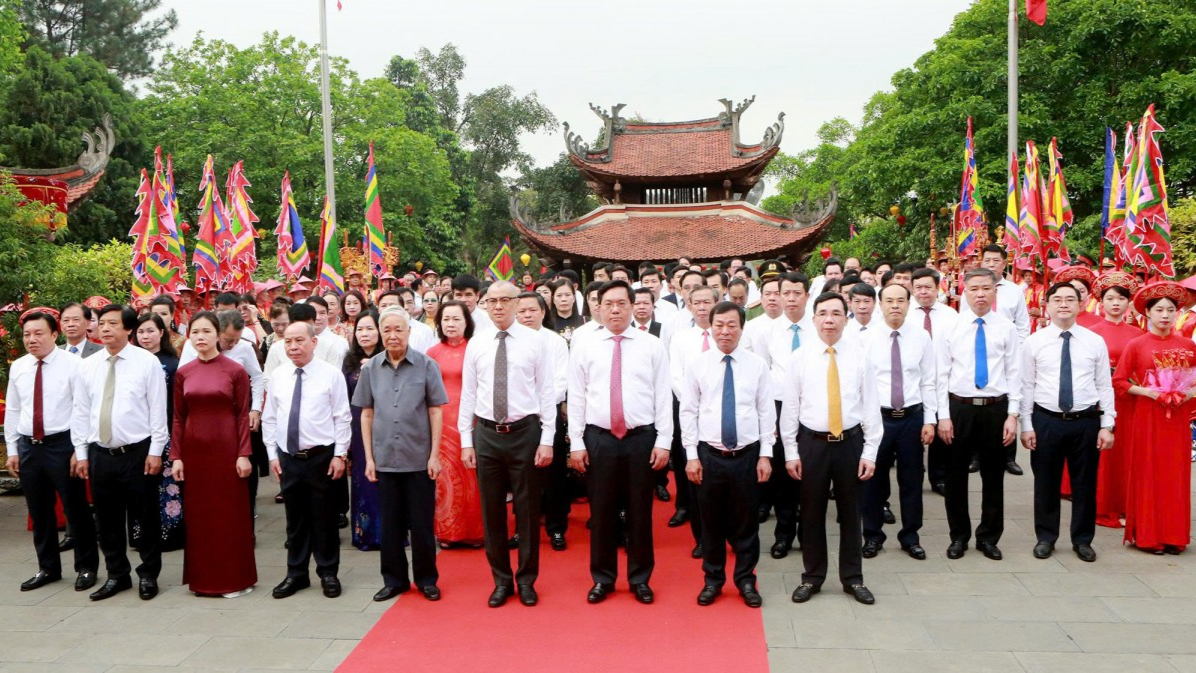 Bí thư Tỉnh ủy Phạm Đại Dương cùng Chủ tịch UBND tỉnh Trần Duy Đông và các đại biểu tại đền thờ Quốc Tổ