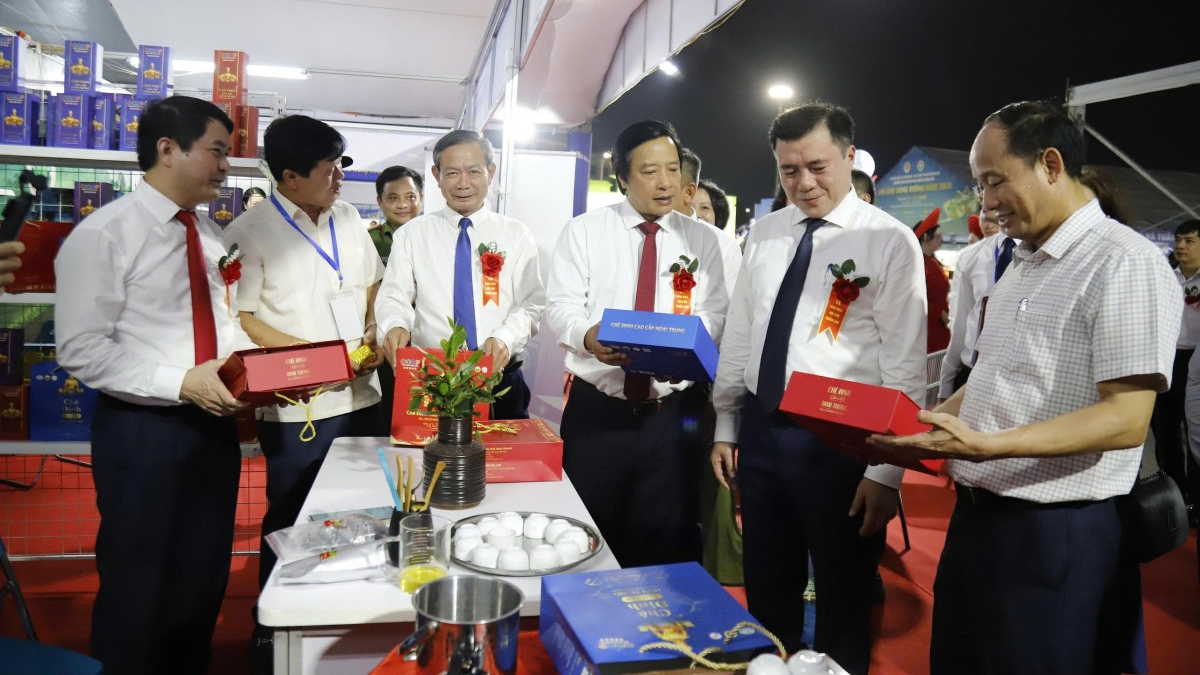 Các đại biểu tham quan gian hàng trưng bày sản phẩm tại Hội chợ Hùng Vương