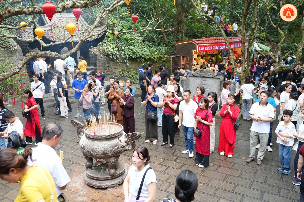 Du khách dâng hương tại Khu di tích Đền Hùng