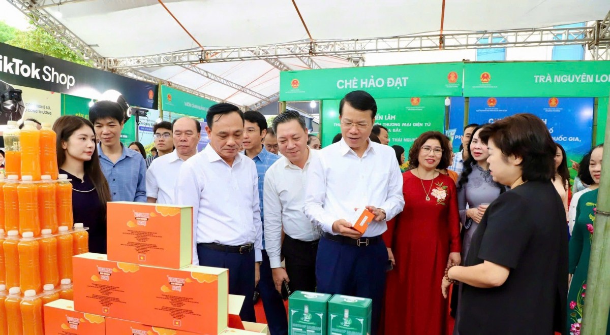 Các đại biểu thăm gian hàng trưng bày các sản phẩm đặc trưng.