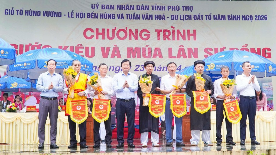 Các đại biểu tặng hoa và cờ lưu niệm cho các đội kiệu của các xã tham gia chương trình