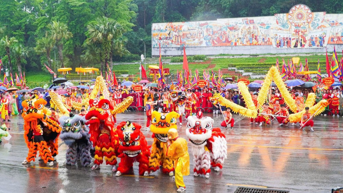 Trình diễn múa Lân Sư Rồng của Đội múa Lân Sư Rồng xã Hát Môn, thành phố Hà Nội.