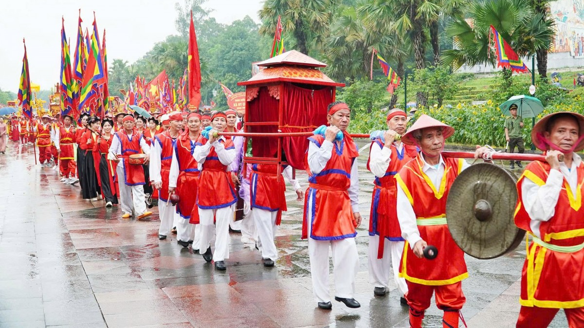 Lễ rước kiệu truyền thống về Đền Hùng của 4 xã vùng ven Khu di tích gồm: Hy Cương, Lâm Thao, Vân Phú, Xuân Lũng