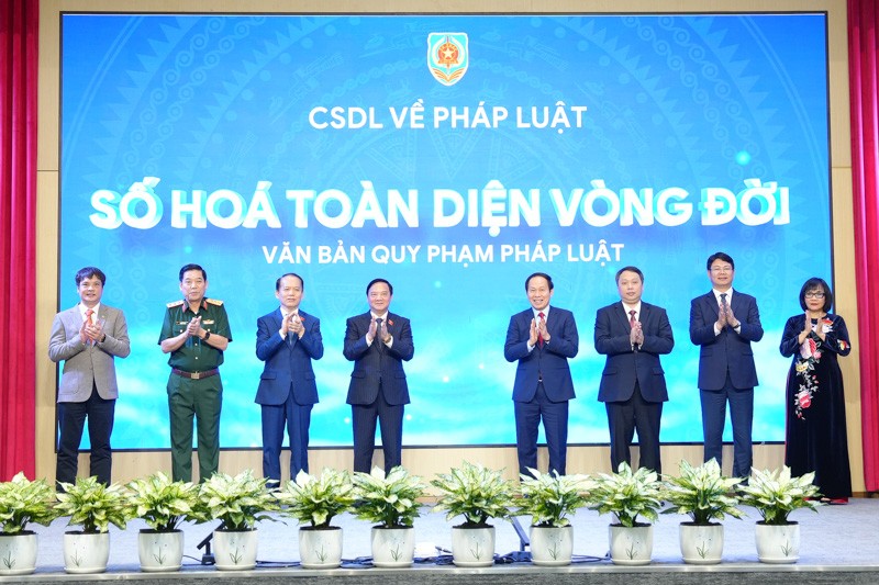 Các đại biểu thực hiện nghi thức bấm nút khai trương Cơ sở dữ liệu quốc gia về pháp luật​ (phiên bản mới).