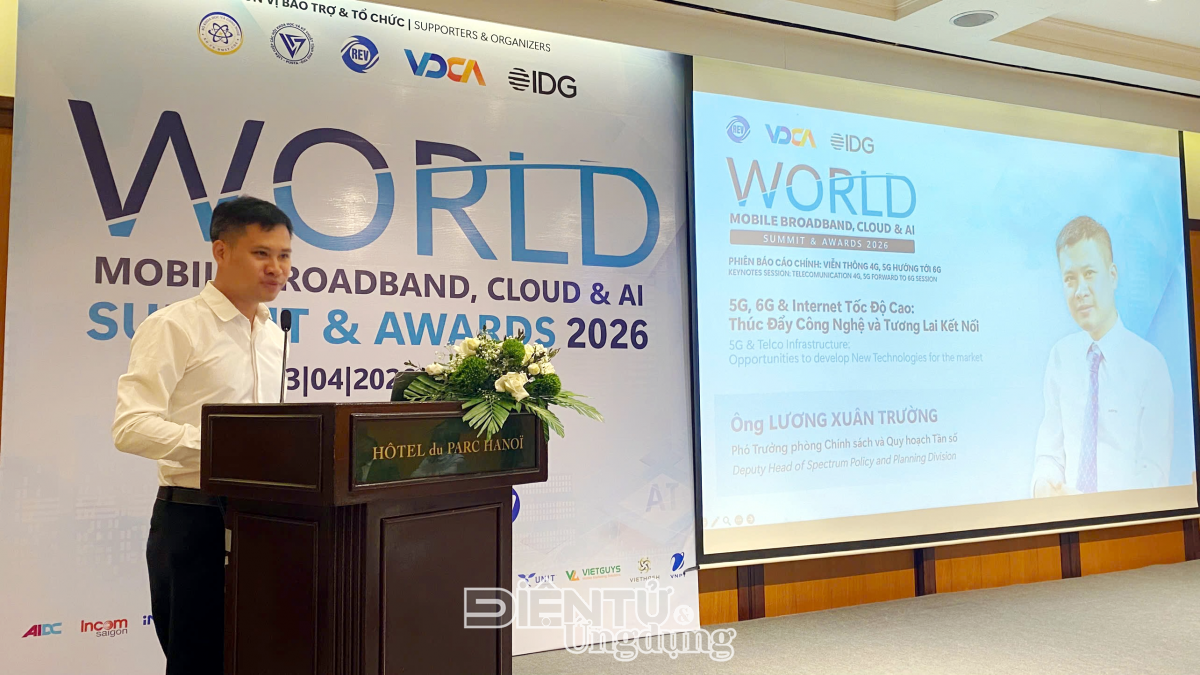 TS. Lương Xuân Trường, Phó Trưởng phòng Chính sách và Quy hoạch tần số thuộc Cục Tần số Vô tuyến điện chia sẻ tại Hội thảo