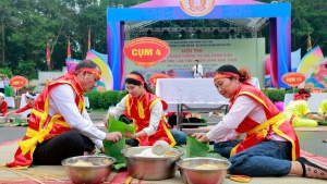 Hội thi gói, nấu bánh chưng và giã bánh giầy lan tỏa giá trị truyền thống dịp Giỗ Tổ
