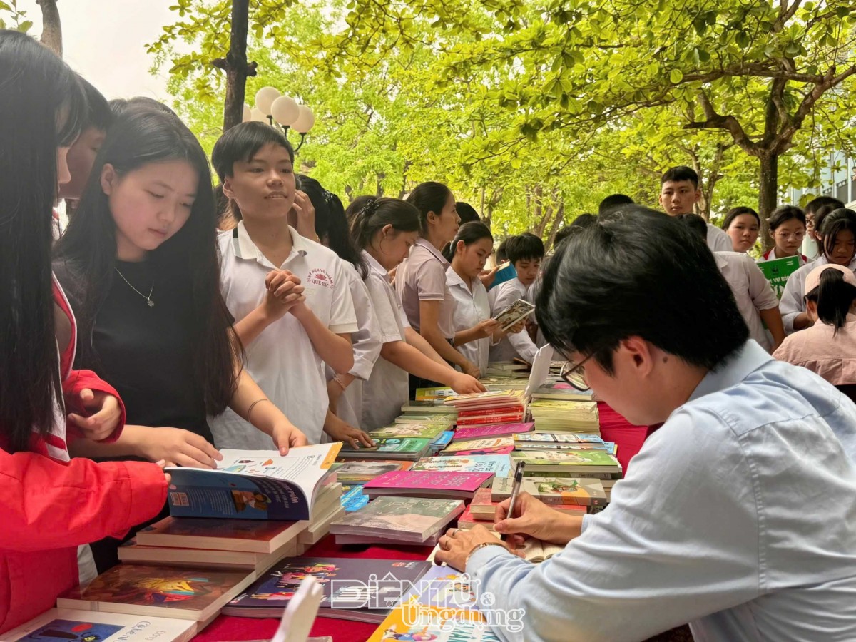 PGS. TS Hoàng Văn Xiêm ký tặng bộ sách Giải mã công nghệ cho học sinh tại sự kiện ra mắt sách công nghệ thiếu nhi