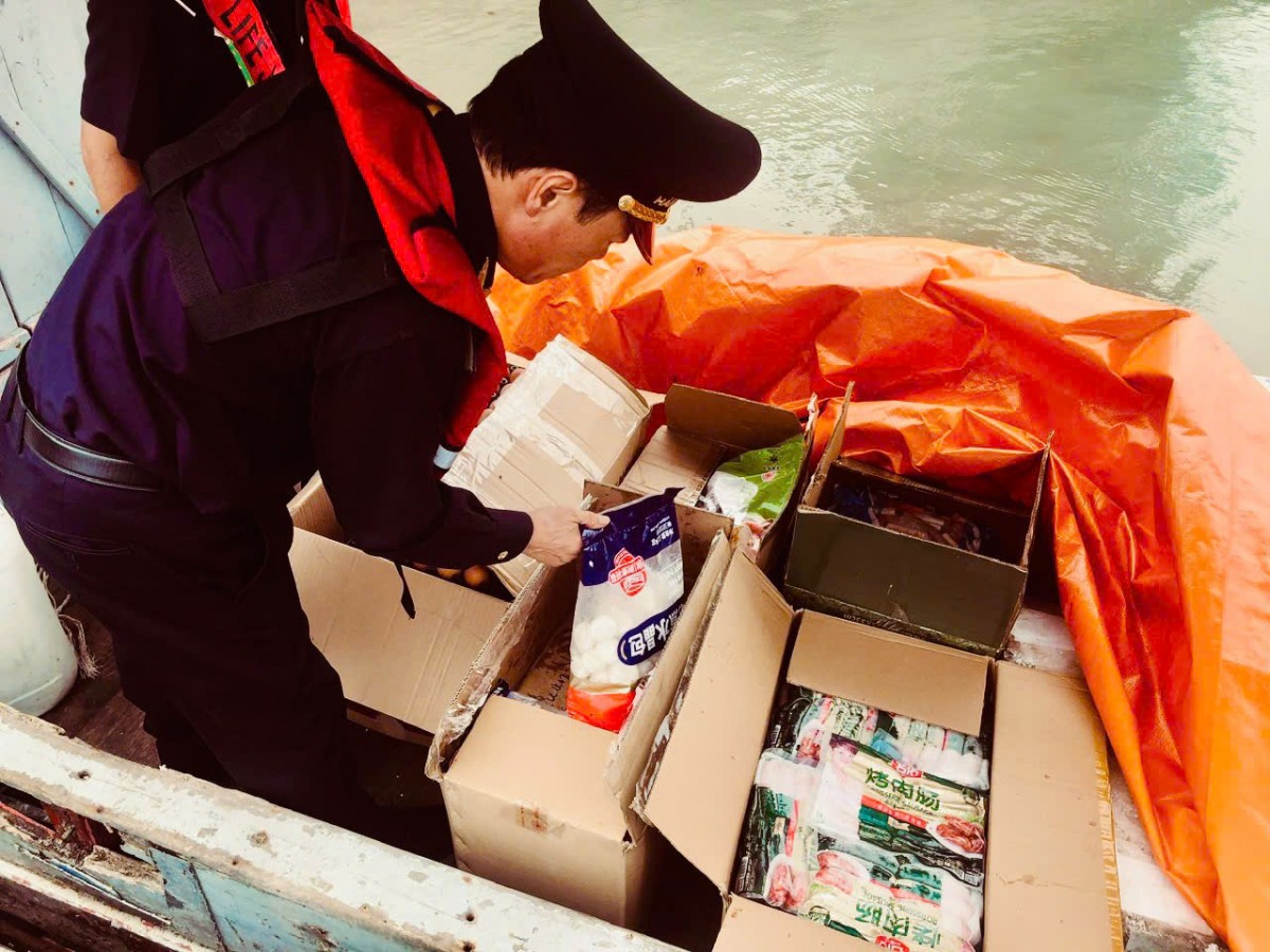 Hải quan liên tiếp phát hiện các vụ vận chuyển thực phẩm không rõ nguồn gốc, không đảm bao an toàn thực phẩm tại biên giới