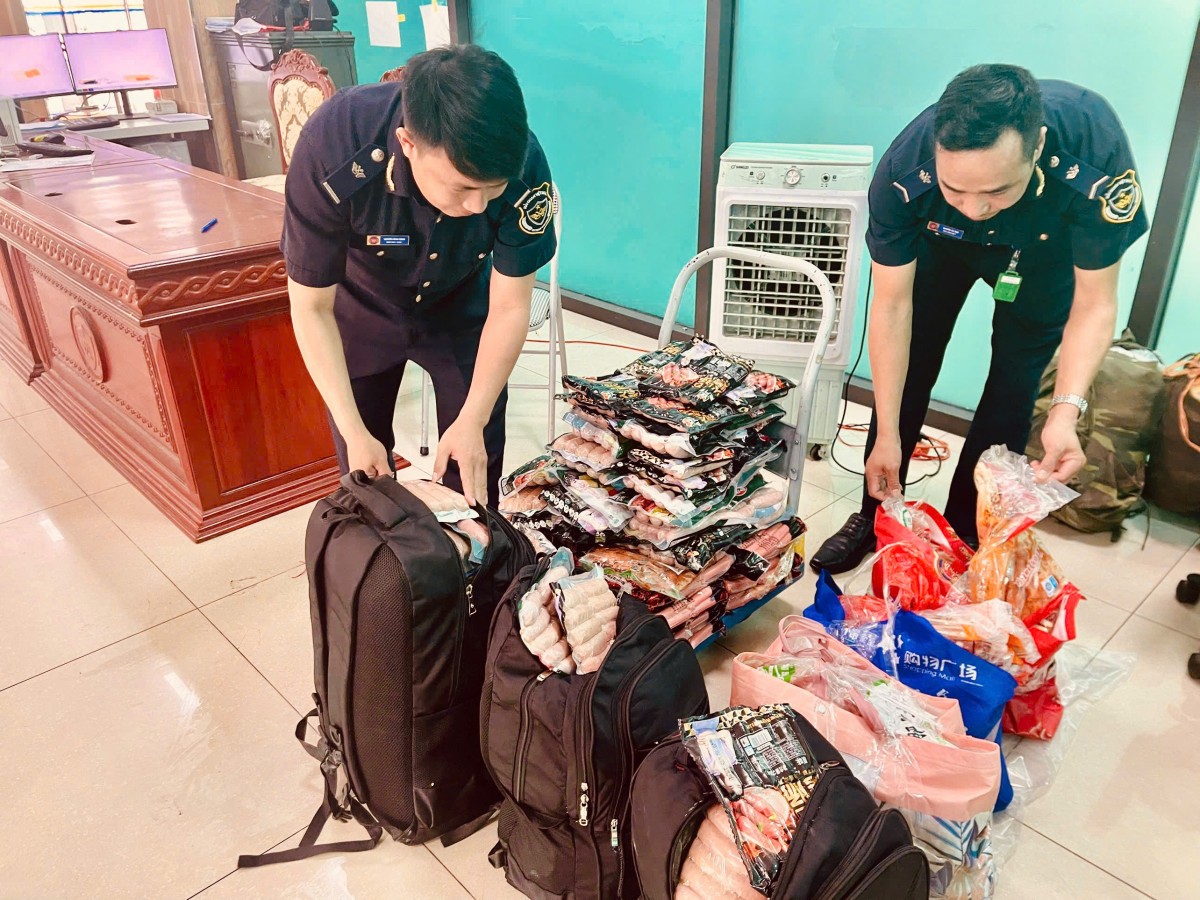 Hải quan liên tiếp phát hiện các vụ vận chuyển thực phẩm không rõ nguồn gốc, không đảm bao an toàn thực phẩm tại biên giới