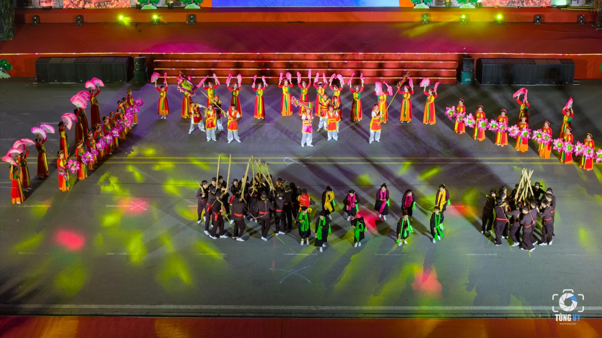 Chương trình “Thanh âm nguồn cội” được dàn dựng công phu với hệ thống âm thanh, ánh sáng và kỹ thuật trình chiếu hiện đại
