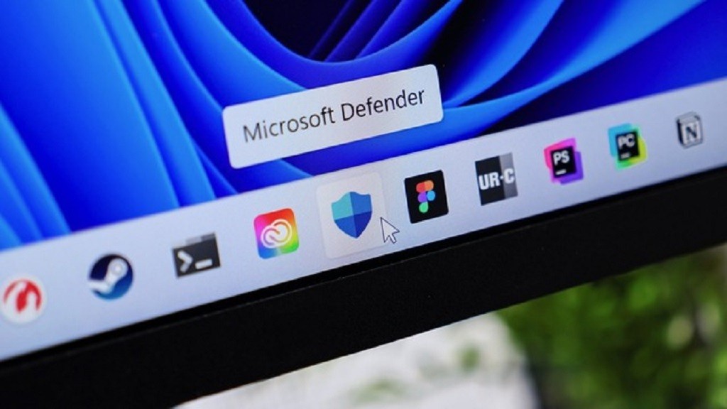 Microsoft Defender tích hợp sẵn trên thanh taskbar của Windows 11, sẵn sàng bảo vệ người dùng mà không cần cài thêm phần mềm bên thứ ba. Ảnh: Microsoft