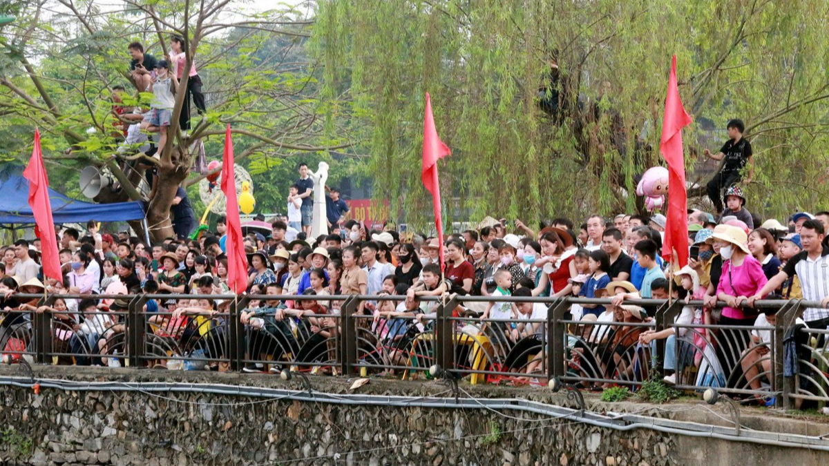 Giải Bơi chải tỉnh Phú Thọ thu hút sự theo dõi của đông đảo quần chúng nhân dân và khách du lịch
