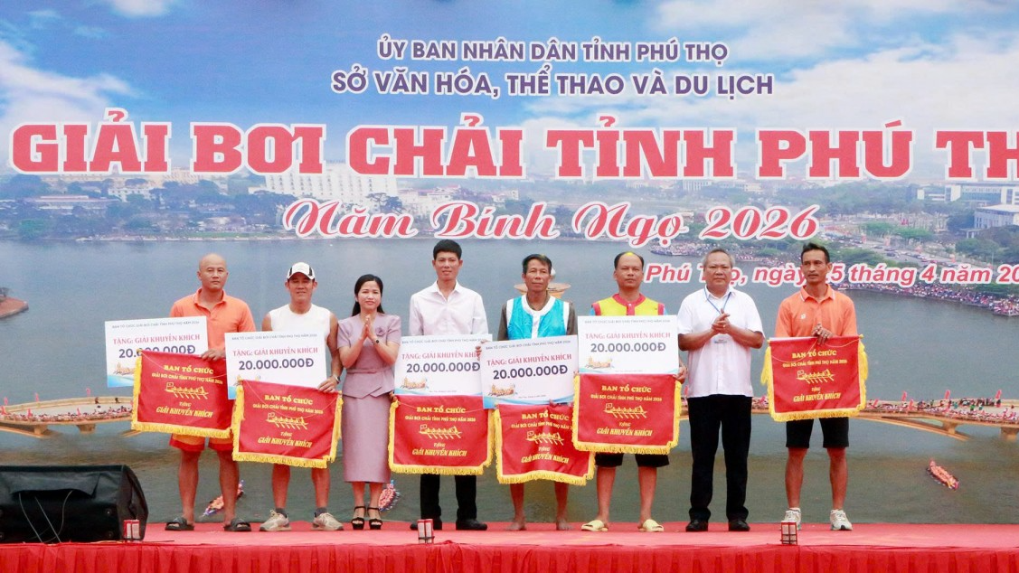 Ban tổ chức Giải Bơi chải Phú Thọ 2026 trao giải cho các đội đua đạt thành tích