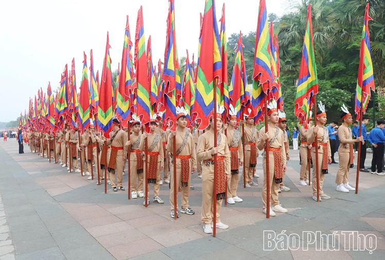 Đoàn 100 con cháu Lạc Hồng rước cờ hội. Ảnh: Báo Phú Thọ