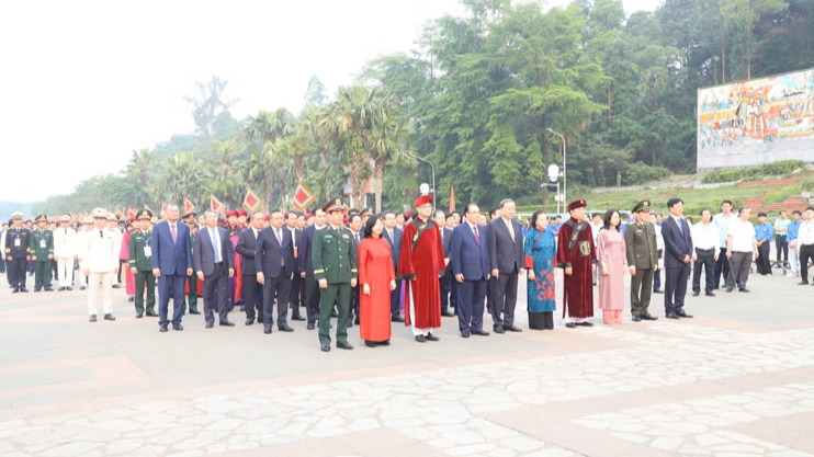 Tổng Bí thư, Chủ tịch nước Tô Lâm cùng các lãnh đạo, nguyên lãnh đạo Đảng nhà nước khởi hành lên núi Nghĩa Lĩnh để dâng hương tưởng niệm các Vua Hùng