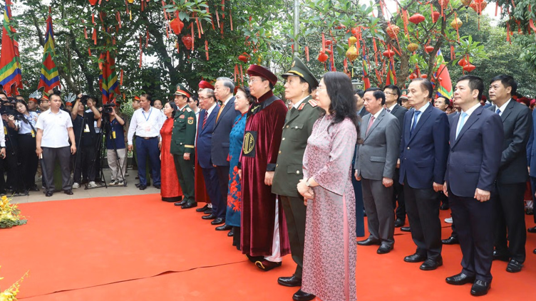 Tổng Bí thư, Chủ tịch nước Tô Lâm cùng các đồng chí lãnh đạo, nguyên lãnh đạo Đảng, Nhà nước, Mặt trận Tổ quốc Việt Nam chuẩn bị dâng hương tại điện Kính Thiên.