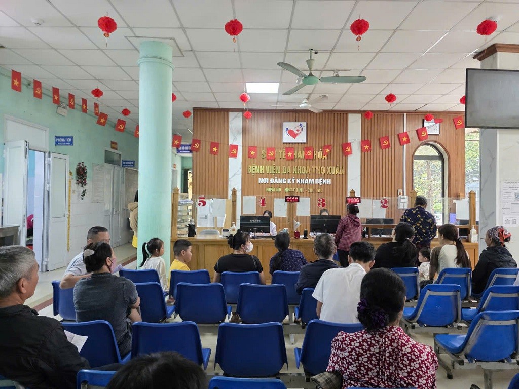 Người dân chờ đăng ký khám bệnh tại khu tiếp đón của Bệnh viện Đa khoa Thọ Xuân.