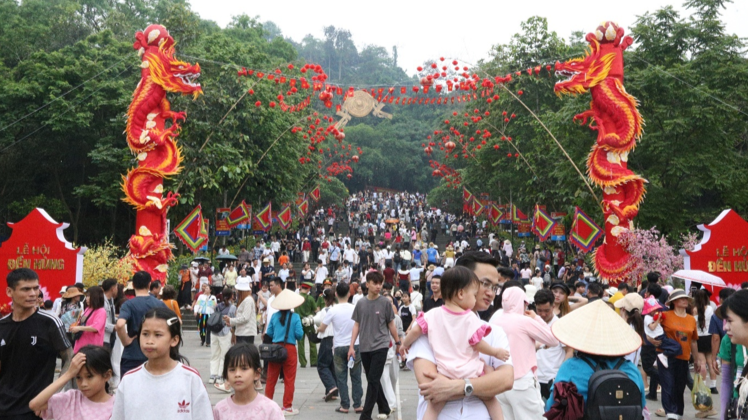 Giỗ Tổ Hùng Vương – Lễ hội Đền Hùng năm Bính Ngọ 2026 ghi nhận lượng khách khổng lồ. Ảnh: Thành Biên