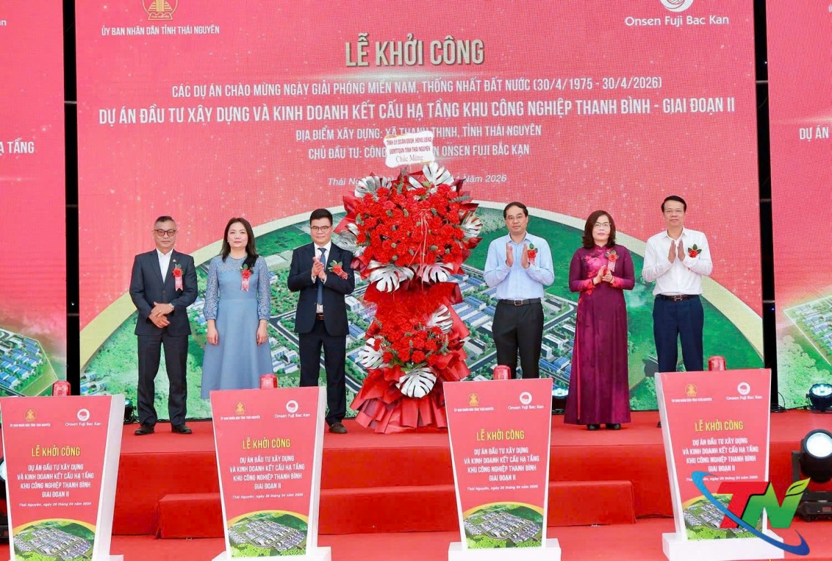 Đồng chí Trịnh Xuân Trường, Ủy viên BCH Trung ương Đảng, Bí thư Tỉnh ủy dự lễ khởi công Dự án hạ tầng Khu công nghiệp Thanh Bình giai đoạn II, tại xã Thanh Thịnh.