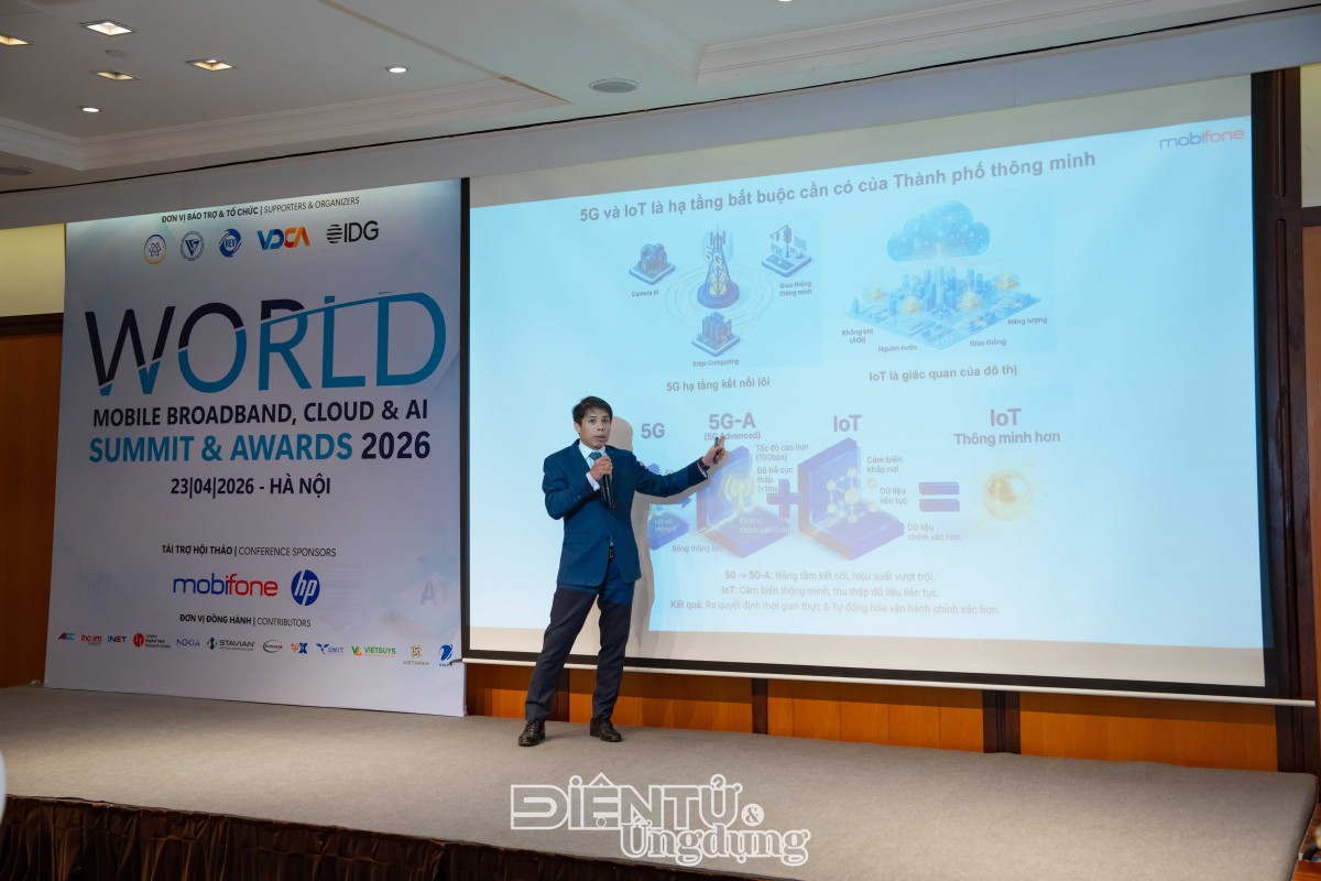 Ông Nguyễn Tuấn Huy, Phó ban Công nghệ MobiFone, trình bày về vai trò của hạ tầng 5G và IoT trong xây dựng đô thị thông minh tại hội thảo World Mobile Broadband, Cloud & AI Summit & Awards 2026 diễn ra ngày 23/4/2026 tại Hà Nội.
