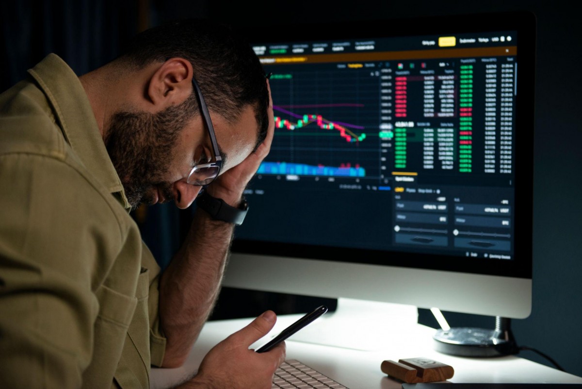 Giao dịch đòn bẩy có thể khuếch đại lợi nhuận, nhưng cũng khiến tài khoản bị thanh lý chỉ sau biến động nhỏ.