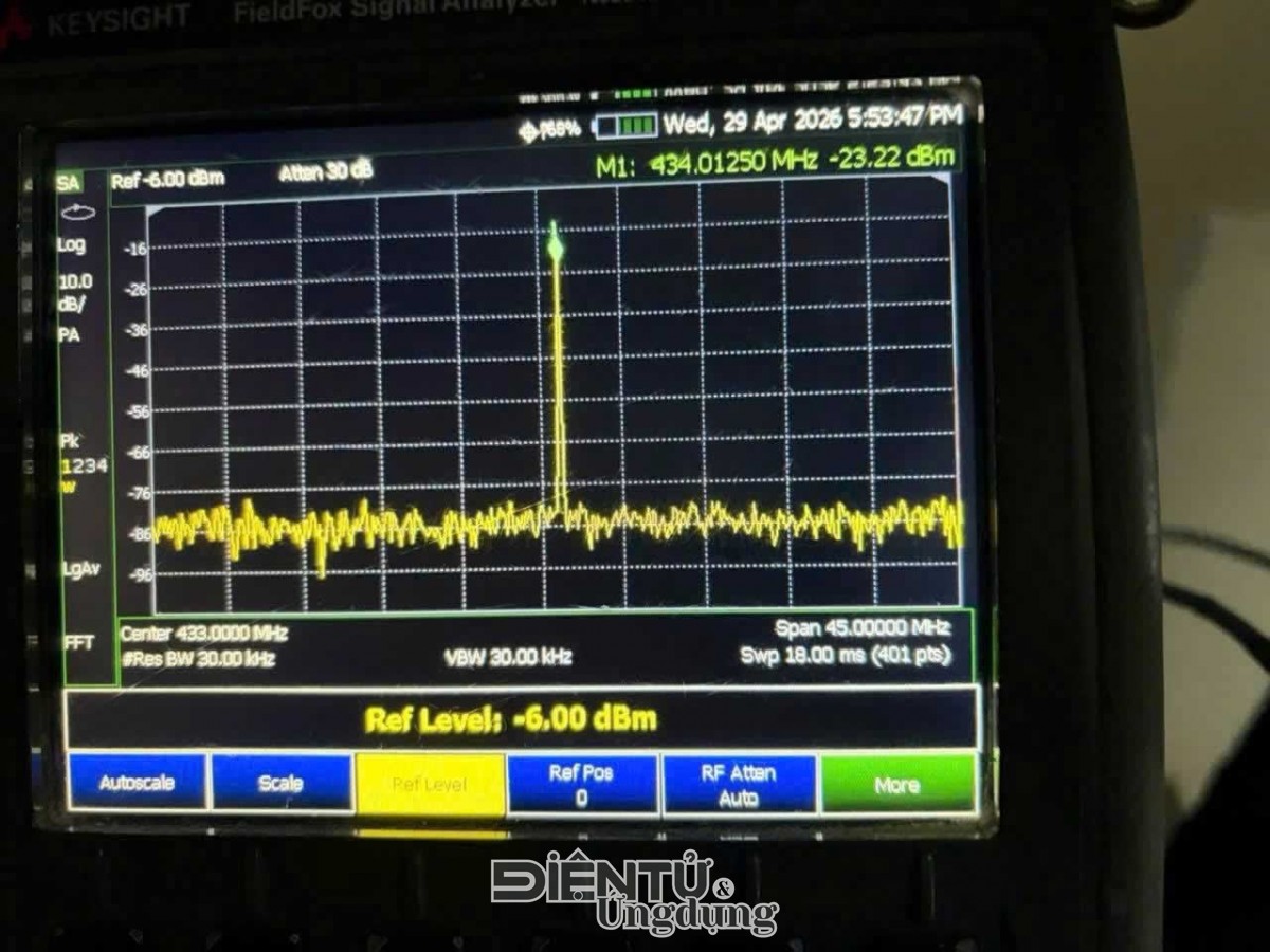Máy phân tích phổ Keysight FieldFox ghi nhận tín hiệu phát xạ bất thường tại tần số 434.01250 MHz với mức công suất âm 23,22 dBm vào lúc 17 giờ 53 phút ngày 29/4/2026