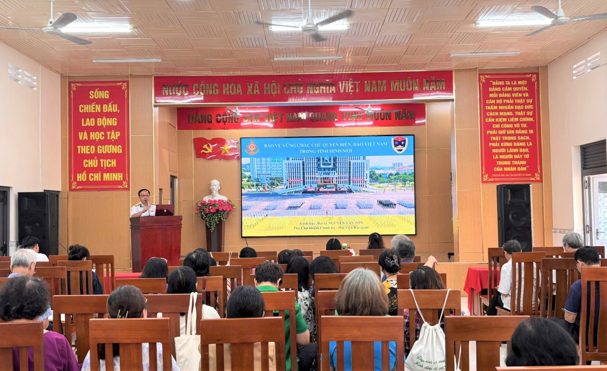 Học viện Hải quân đẩy mạnh tuyên truyền biển, đảo tại Khánh Hòa