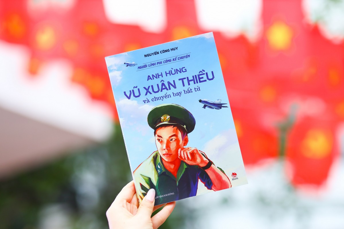 NXB Kim Đồng ra mắt sách 'Vũ Xuân Thiều và chuyến bay bất tử' nhân kỷ niệm 51 năm thống nhất đất nước