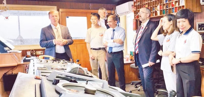 Lãnh đạo Viện Hàn lâm Khoa học và Công nghệ Việt Nam cùng các nhà khoa học Liên bang Nga khảo sát, thu thập dữ liệu nghiên cứu về Biển Đông. (Ảnh: nhandan.vn)