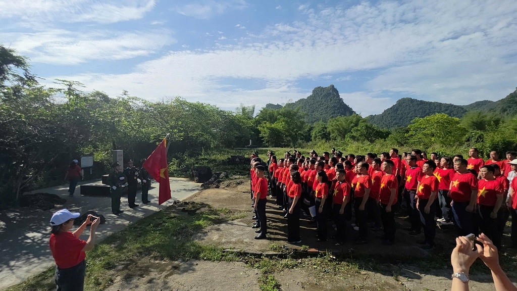 Cán bộ, chiến sĩ Đồn Biên phòng Đàm Thủy và công chức xã Đàm Thủy, phường Tân Giang tham gia lễ chào cờ tháng 5/2026 tại khu vực Mốc 835.