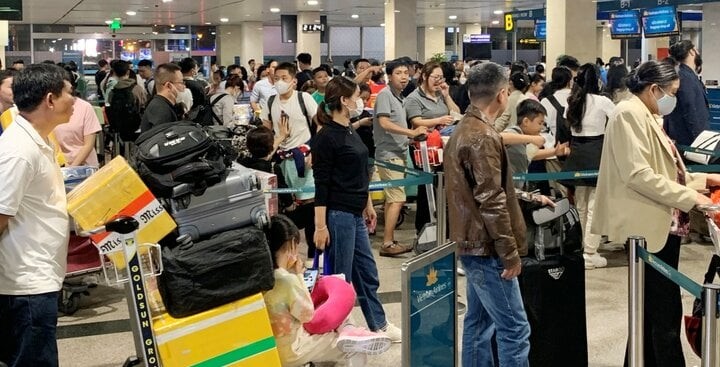 Đến cửa hải quan sân bay phải xách vali về do thông tin chưa cập nhật