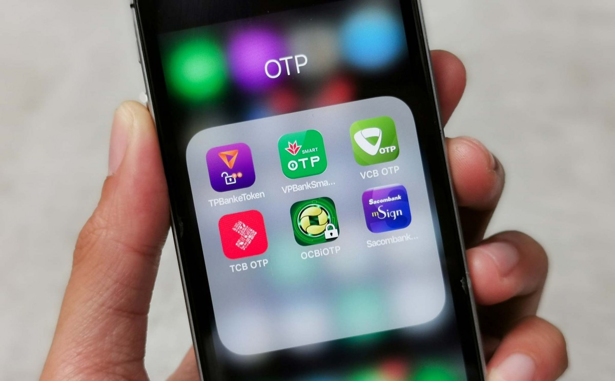 Nhiều ngân hàng tại Việt Nam đã triển khai Smart OTP trên ứng dụng di động, giảm phụ thuộc vào SMS và nâng cao mức độ an toàn giao dịch.