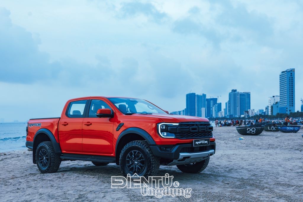 Ford ra mắt Ranger Raptor V6, Everest Platinum+ và Wildtrak diesel mới, giá từ 1,093 tỷ đồng