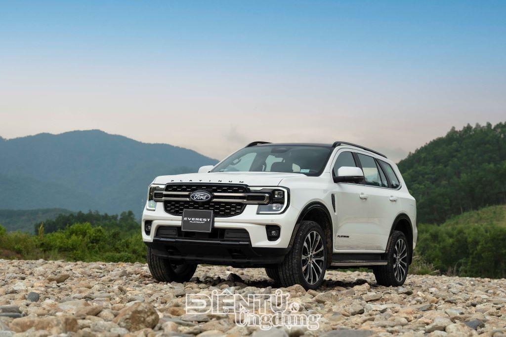 Ford ra mắt Ranger Raptor V6, Everest Platinum+ và Wildtrak diesel mới, giá từ 1,093 tỷ đồng