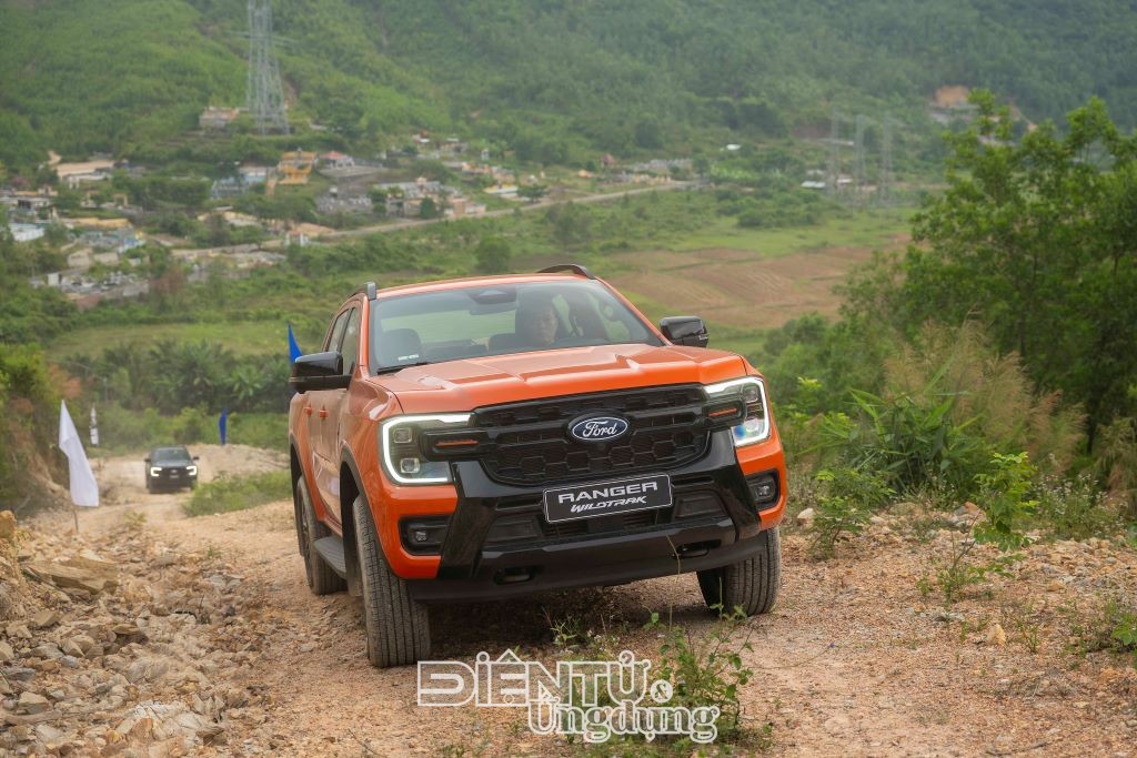 Ford ra mắt Ranger Raptor V6, Everest Platinum+ và Wildtrak diesel mới, giá từ 1,093 tỷ đồng