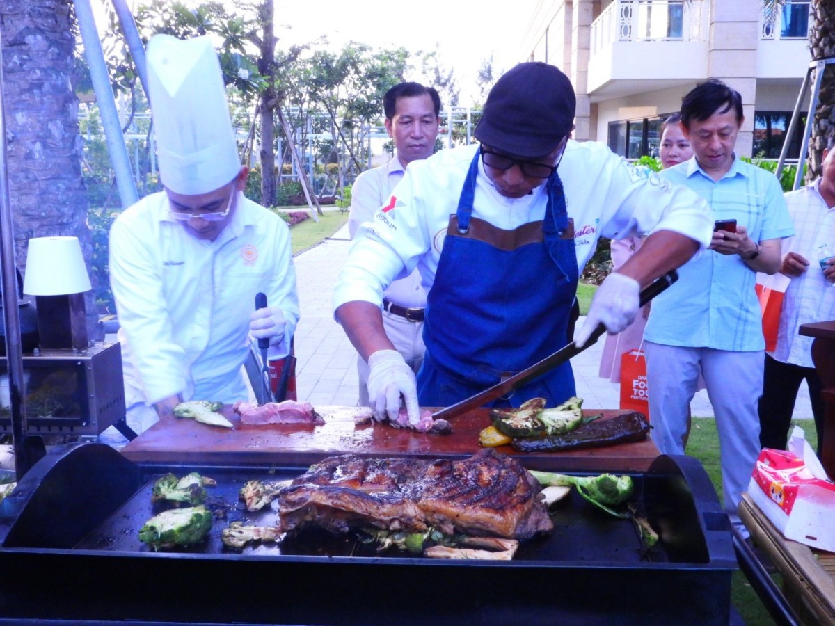 Người dân và du khách thỏa sức khám phá thiên đường ẩm thực tại Đà Nẵng Food Tour 2026.