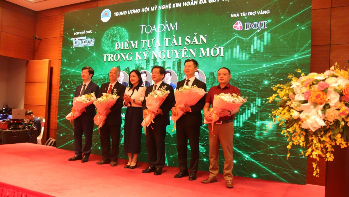 Nhà báo Hà Diệu Hiền tặng hoa cho các diễn giả tại tọa đàm 8/5.