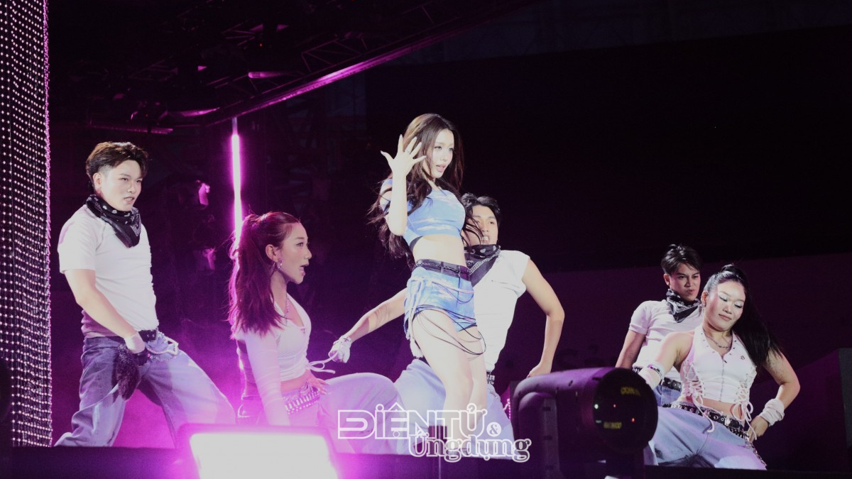 Ca sĩ Han Sara trình diễn tại Concert “LEGEND OF DRAGONS: THE AWAKENING”. Ảnh: Thành Biên