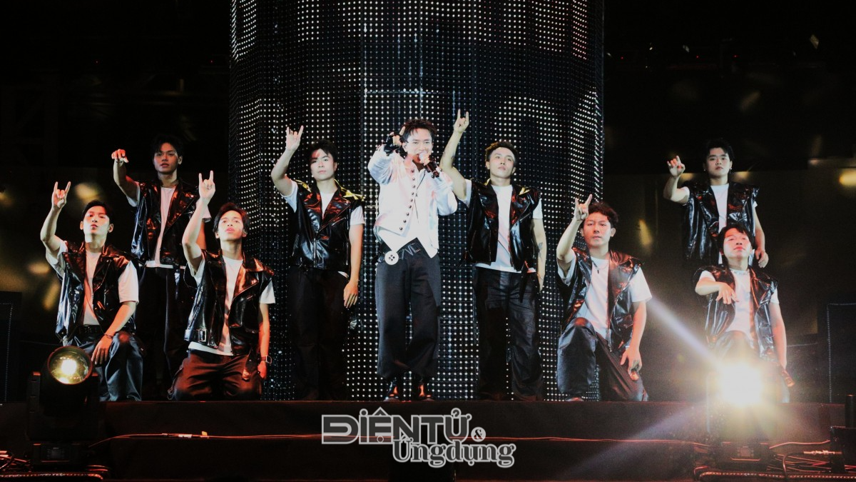 Ca sĩ Bùi Công Nam trình diễn tại Concert “LEGEND OF DRAGONS: THE AWAKENING”. Ảnh: Thành Biên