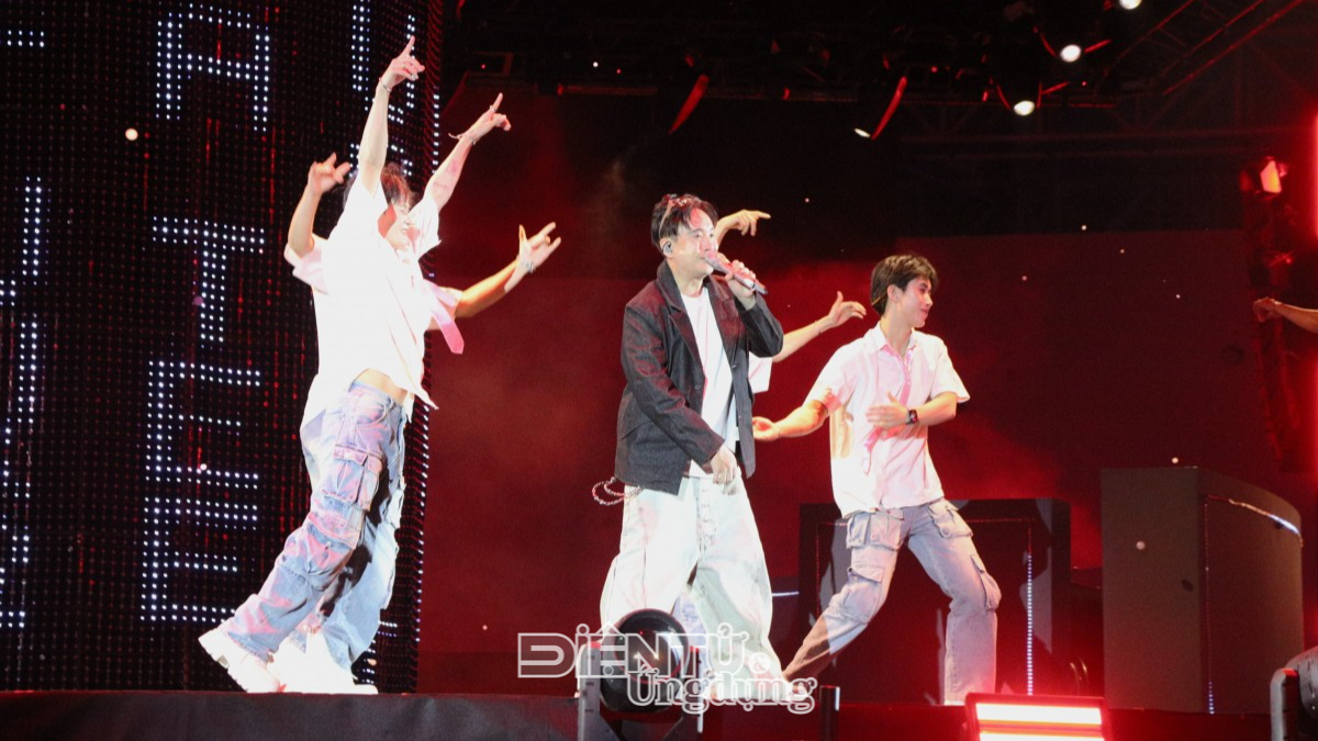 Ca sĩ JustaTee trình diễn tại Concert “LEGEND OF DRAGONS: THE AWAKENING”. Ảnh: Thành Biên