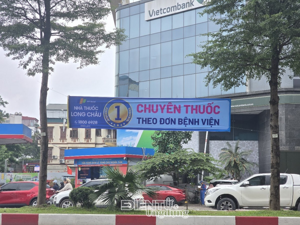 Một tấm băng rôn quảng cáo trên đường Hoàng Quốc Việt
