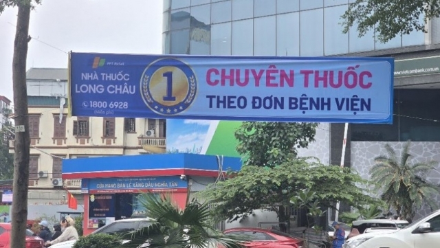 Treo băng rôn quảng cáo lên cây xanh, cột điện: Doanh nghiệp có thể đối mặt mức phạt nào?