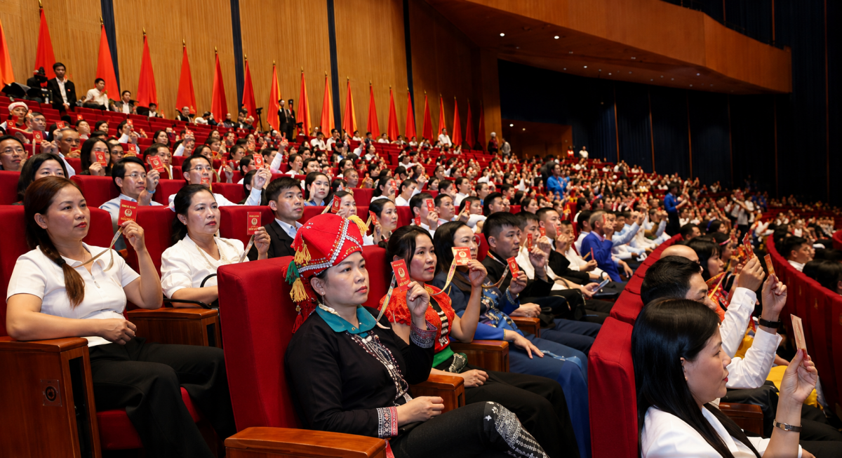  Đại biểu tiến hành biểu quyết tại Đại hội.