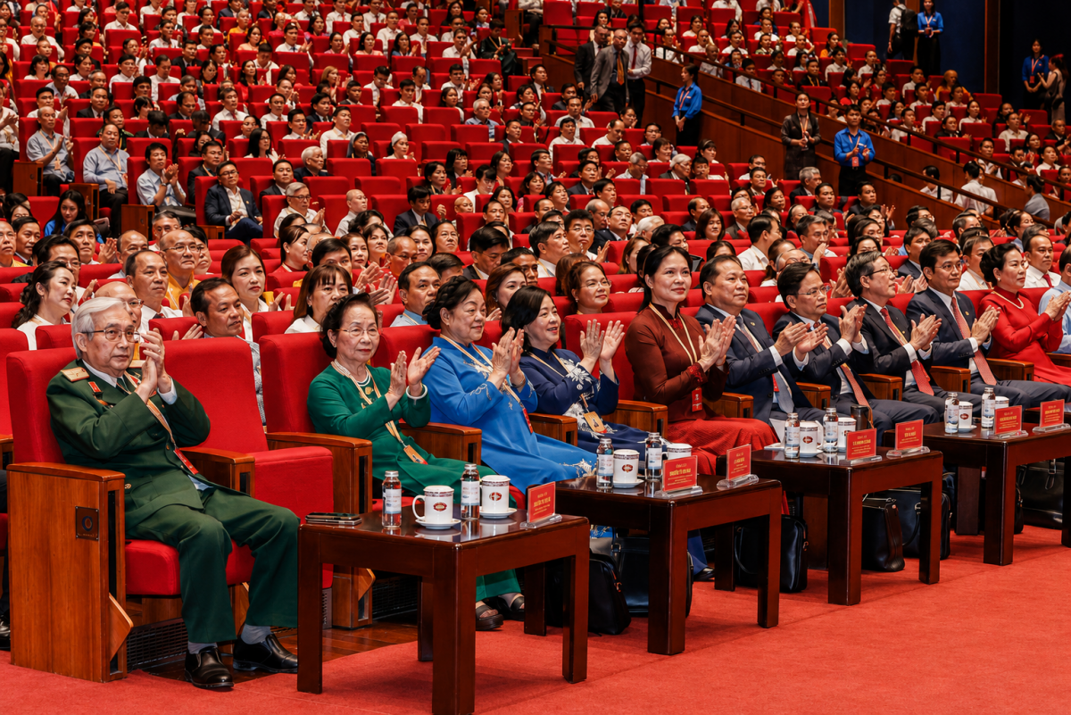 Bà Bùi Thị Minh Hoài - Ủy viên Bộ Chính trị, Bí thư Trung ương Đảng, Bí thư Đảng ủy MTTQ, các đoàn thể Trung ương, Chủ tịch UBTƯ MTTQ Việt Nam và các đại biểu tham dự Đại hội. (Ảnh: daidoanket.vn)