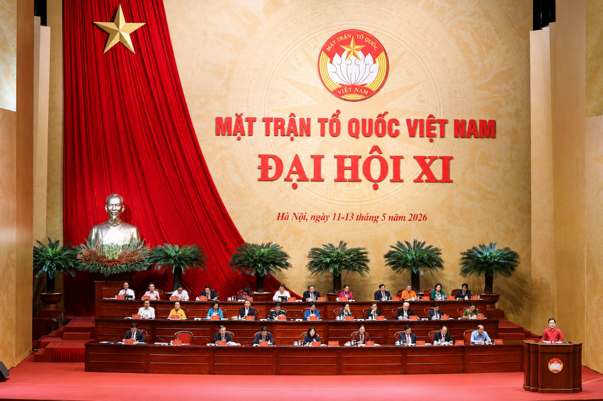 Đoàn Chủ tịch điều hành phiên làm việc đầu tiên.