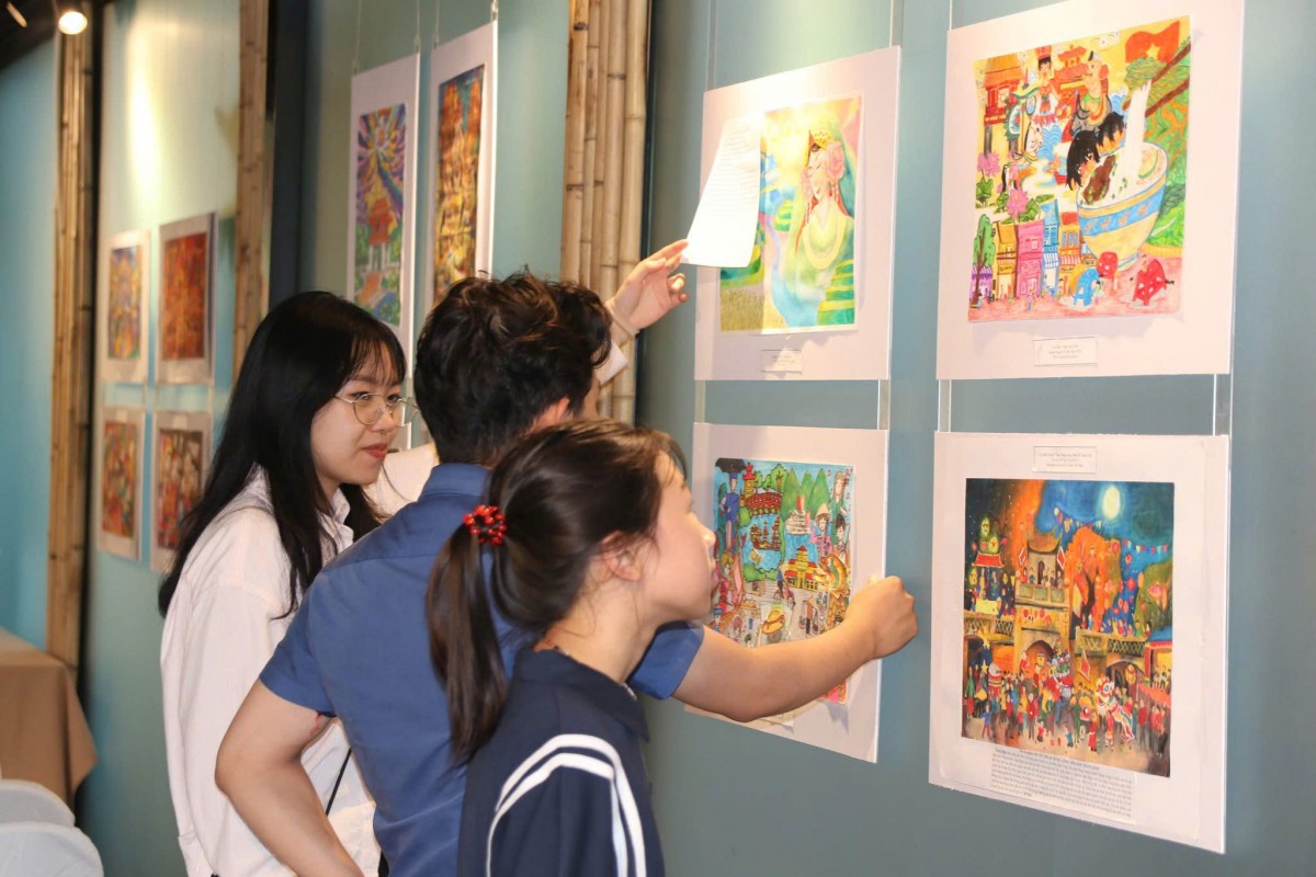 Trưng bày tranh “Di sản trong mắt em”