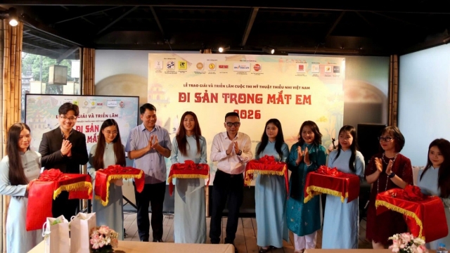 Trưng bày tranh 